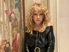 72-летняя Пугачева снялась со своими восьмилетними детьми, девятилетней внучкой и 45-летним мужем. Видео