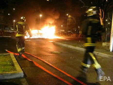 Во Франции в новогоднюю ночь сожгли 874 машины – МВД