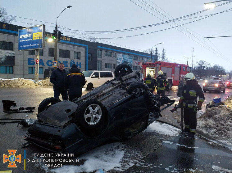 В Днепре столкнулись три автомобиля, пострадали женщина и ребенок