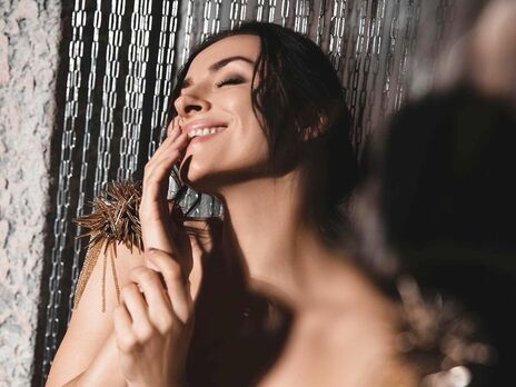 Мейхер спереду і ззаду показала сукню власного дизайну за 6 тис. грн