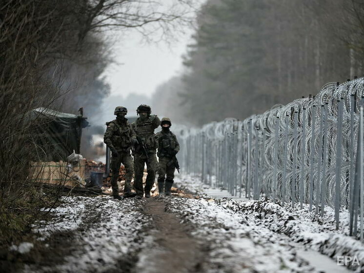 На границе Польши с Беларусью польский патруль забросали камнями и ветками