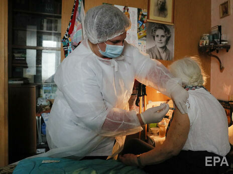 В Україні дозволили бустерну вакцинацію проти COVID-19 для людей віком від 60 років – МОЗ