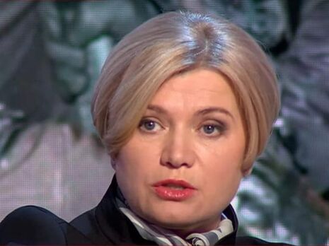 Геращенко рассказала, что восемь недель будет передвигаться на костылях