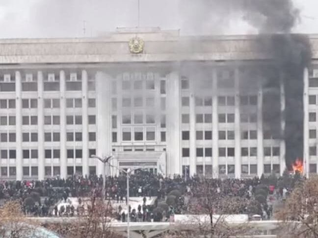 У захопленій протестувальниками мерії Алмати почалася пожежа, чутно постріли