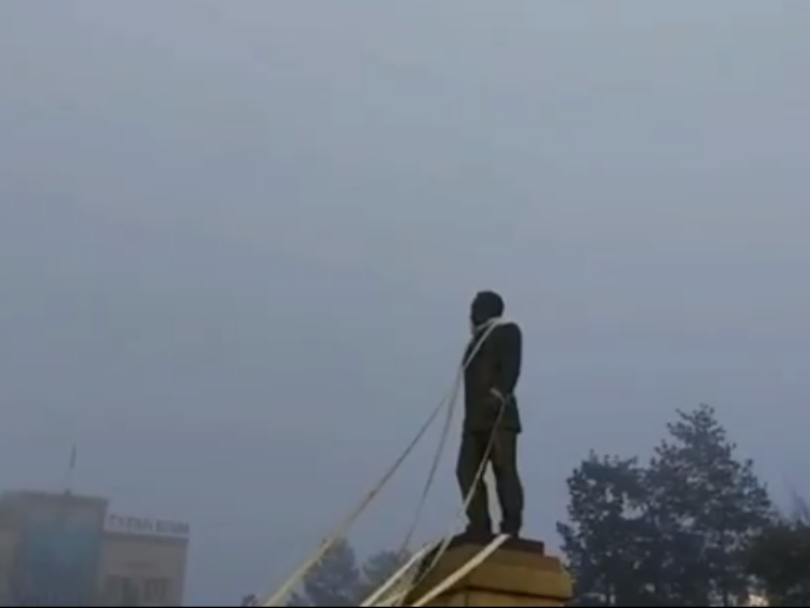 В Казахстане протестующие сносят памятник первому президенту Назарбаеву. Видео