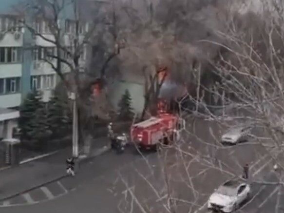 В центре Алматы стреляют. "Радио Азаттык" сообщает о раненых