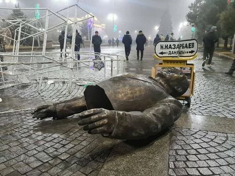 В казахстанском Талдыкоргане снесли памятник Назарбаеву. Фото