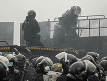 В Казахстан из-за протестов решили ввести миротворцев, в мире установили COVID-рекорд. Главное за день