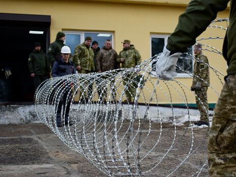 Госпогранслужба своими силами изготовила 2 тыс. бухт колючей проволоки для установки на границе с Беларусью
