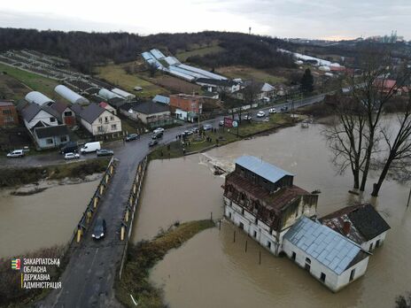 В Закарпатской области подтопило десятки домов в пяти районах. Фоторепортаж