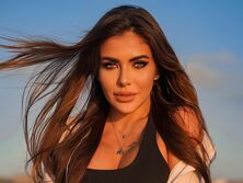 "Шикарный аппарат", "Кормилицу свою не застуди". 26-летняя блогер Стужук крупным планом показала голые ягодицы