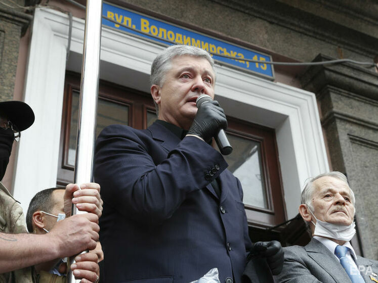 В ГБР заявили, что Порошенко купил билеты на самолет после того, как следователи попытались вручить ему повестку 17 декабря