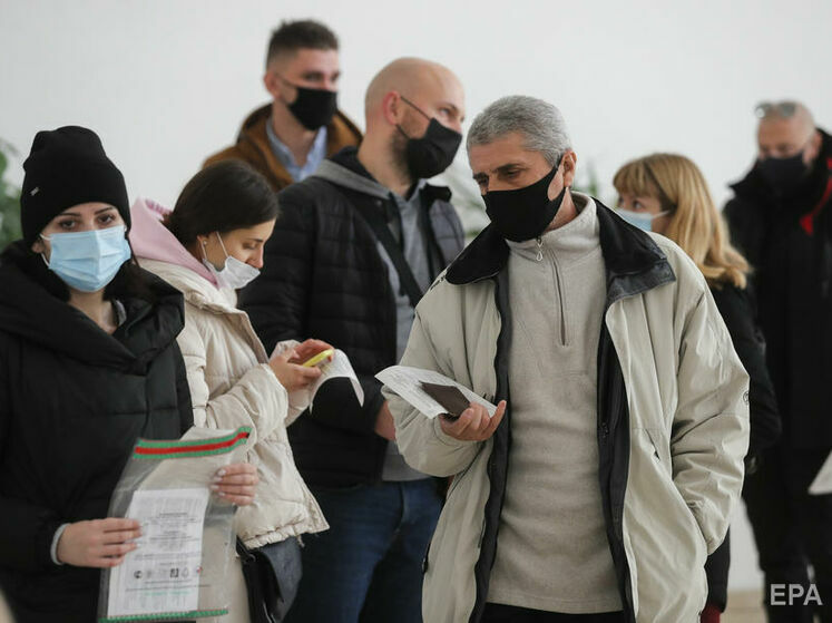 В Украине разрешили бустерную прививку от COVID-19 всем желающим, суд арестовал имущество Порошенко. Главное за день