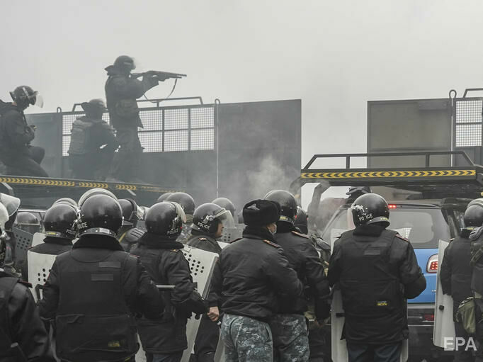 В Алматы по людям, стоявшим на площади, открыли огонь из автоматов. Есть убитые и раненые