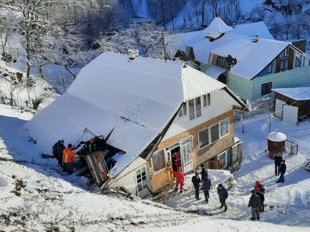 В Прикарпатье спасатели вытащили женщину-водителя из автомобиля, въехавшего в крышу дома