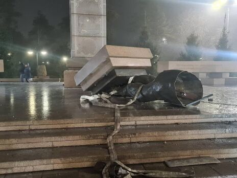 З'явилося відео знесення пам'ятника Назарбаєву у Казахстані