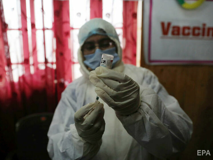 Чоловік з Індії щонайменше вісім разів вакцинувався проти коронавірусу