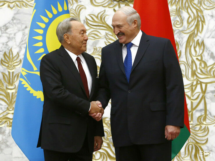 Лукашенко поговорив телефоном із Назарбаєвим. Він не з'являвся на публіці від початку протестів у Казахстані