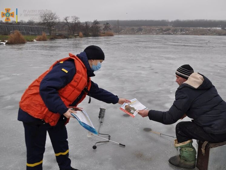 В Кривом Роге двое детей провалились под лед, их спасли прохожие