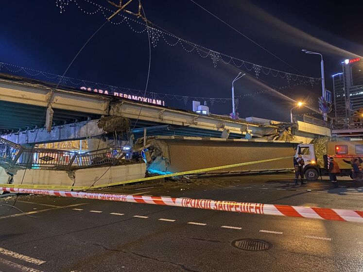 В центре Минска упал пешеходный мост. Видео