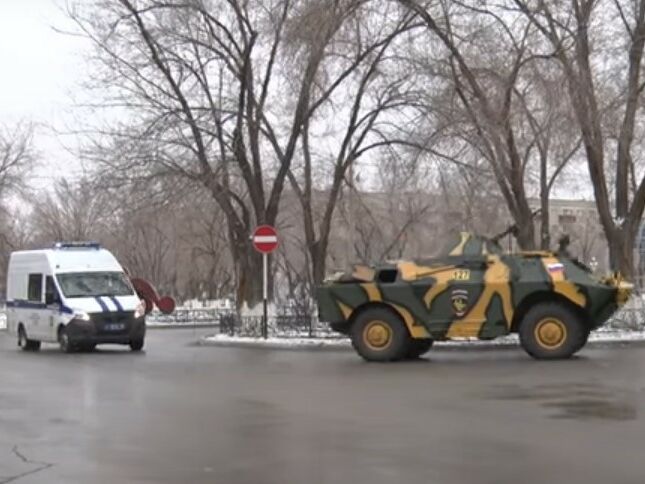 "Ситуація спокійна". На казахстанському телебаченні показали, як вулиці Байконура патрулює російська бронетехніка. Відео