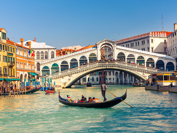 "Чтобы воспрепятствовать однодневному туризму". С 2022 года в Венецию можно будет попасть только по билетам