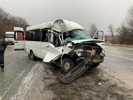В Днепропетровской области столкнулись грузовик и рейсовый автобус, пострадали люди – полиция