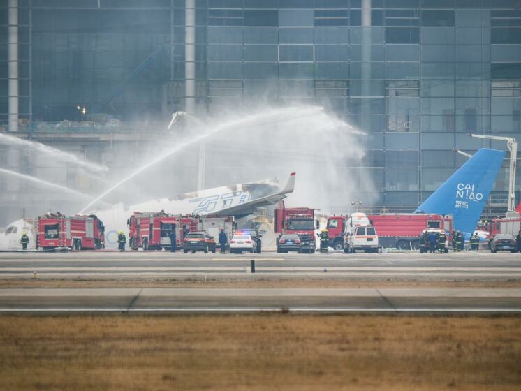 У Китаї спалахнув і розвалився на частини російський літак. Фото, відео