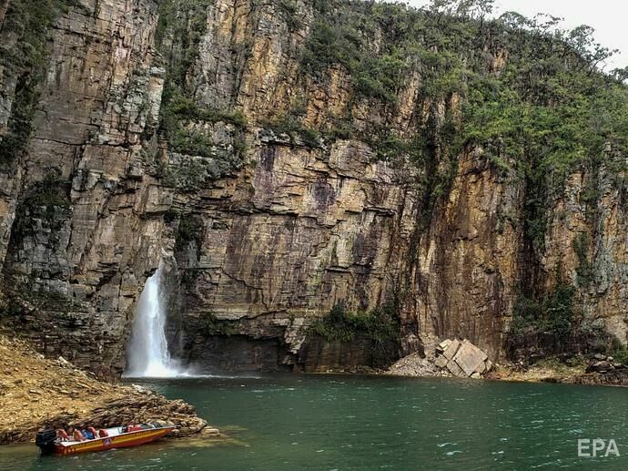 В Бразилии скала обрушилась на лодки с туристами, погибли по меньшей мере семь человек. Видео