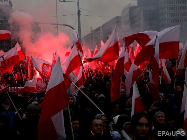 В Польше избили националистов, которые сожгли украинский флаг