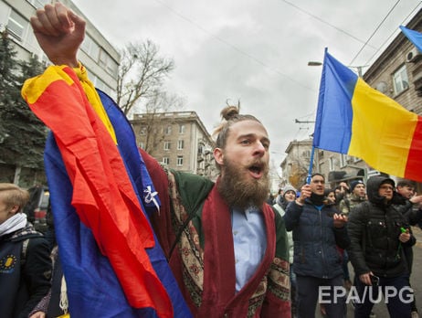 В Кишиневе тысячи людей требуют отставки главы ЦИК и проведения третьего тура выборов. Фоторепортаж