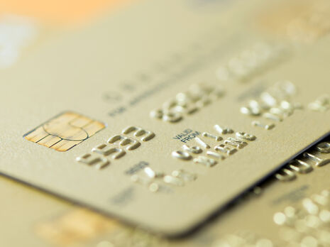 Пластикові картки вже почав видавати "Альфа-Банк". Monobank запустить видавання 11 січня