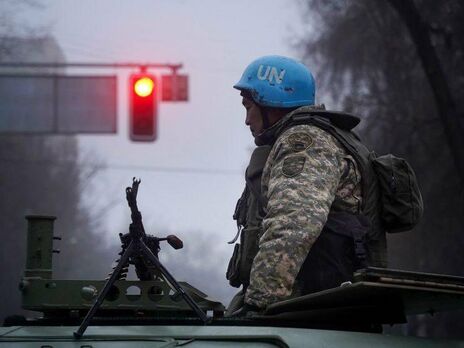В Казахстане военные подавляли протесты в голубых касках миротворцев. ООН на это разрешение не давала
