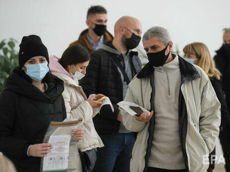 В Украине с 31 января останутся без зарплаты не вакцинированные от коронавируса медики и коммунальщики