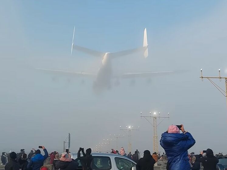 "Как Моисей – море". "Мрія" приземлилась в Польше, прорезав туман. Видео от наблюдателей и пилота