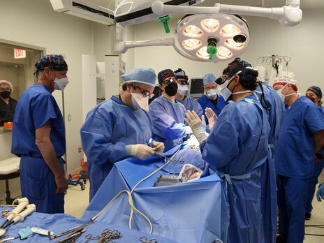 У США вперше в історії людині пересадили серце генно-модифікованої свині