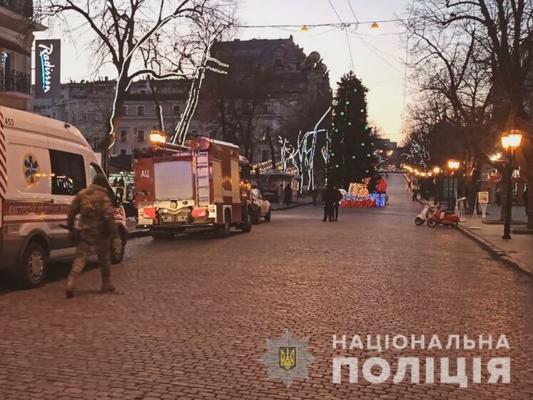 В Одессе "заминировали" елку в центре города. Видео