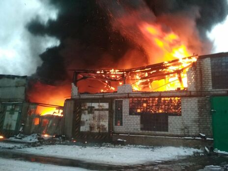 Пожар произошел в здании бывшего экскаваторного завода