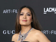 "Нет слов", "Выглядишь, как богиня". Хайек показала вываливающуюся из декольте грудь