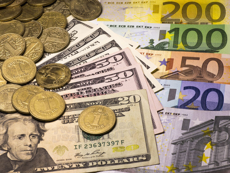 Гривня продовжила стрімке падіння щодо євро