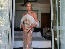 "Почему в трусах, как у мужика, все отвисло?" 45-летняя Волочкова показала тело в мокром купальнике