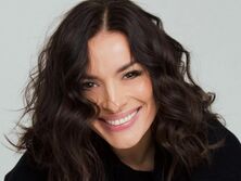 Мейхер показала пышную голую грудь вблизи