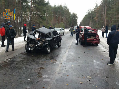 У Харківській області зіткнулося п'ять авто, постраждало троє людей – ДСНС