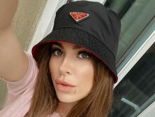 "Чудо в перьях", "Как Киркоров: уже перья и стразы". Лорак позировала в необычном платье