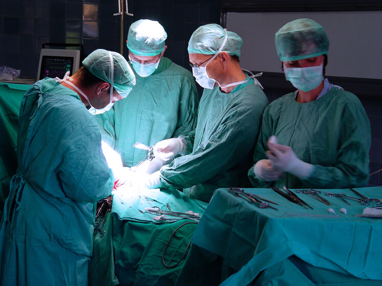 В Британии лишили лицензии хирурга, который выжигал свои инициалы на печени пациентов