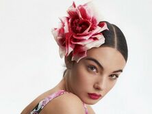 "Вау", "Роскошная". Дочь Белуччи и Касселя прогнулась и засветила грудь в облегающем платье-бюстье