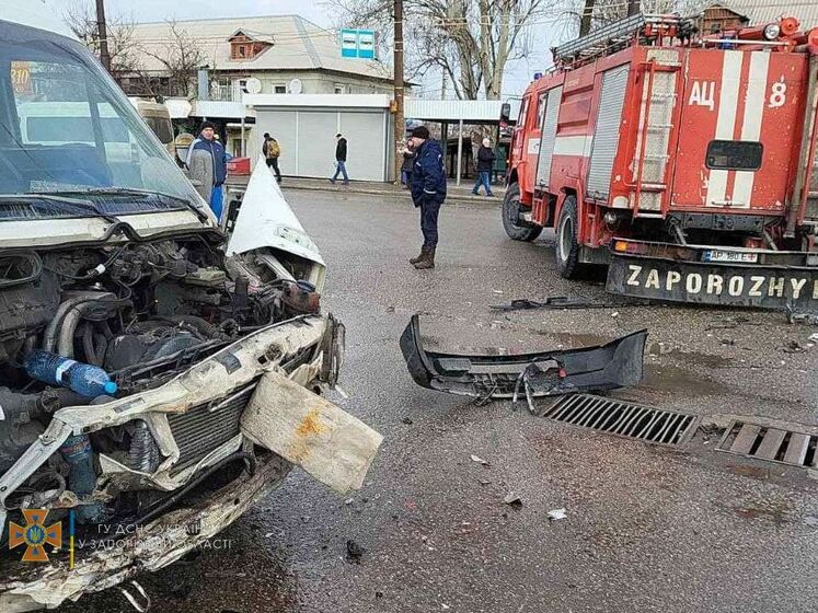 В Запорожье маршрутка врезалась в автомобиль ГСЧС, которое ехало на пожар