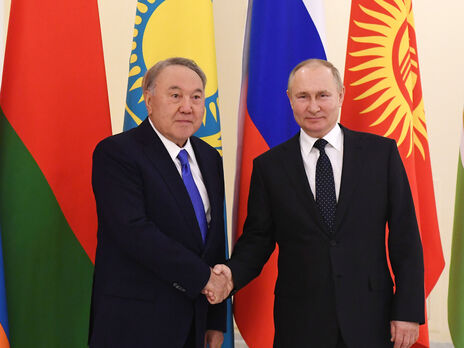 На саміт СНД Назарбаєва (на фото ліворуч) запрошував Путін