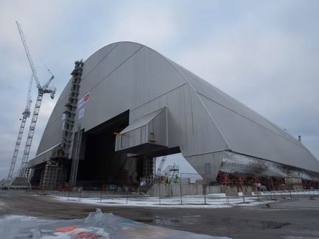 На разрушенный в 1986 году энергоблок ЧАЭС надвигают защитную арку. Видео