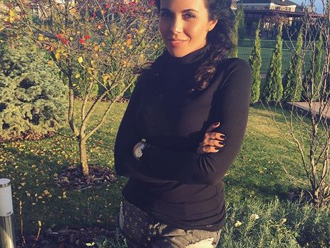 Каменских показала кольцо на безымянном пальце